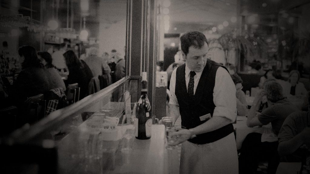 Dîner au bistro L'Express à Montréal Clients profitant d'un dîner dans l'atmosphère chaleureuse de L'Express.