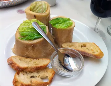 L'incontournable os à moelle de L'Express Plat emblématique d'os à moelle rôti servi avec du pain grillé à L'Express.