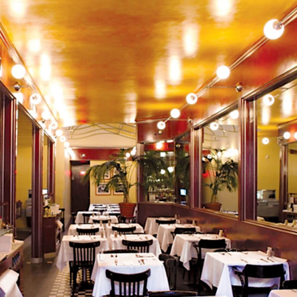 Restaurant L'Express Montréal Vue extérieure de la façade emblématique du Restaurant L'Express sur la rue Saint-Denis.