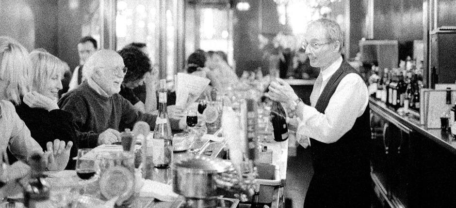 Une carte des vins exceptionnelle Un client dégustant un verre de vin de la vaste sélection de L'Express.