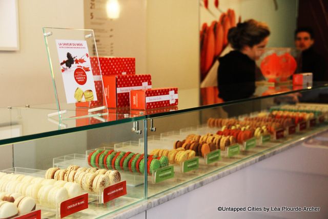Desserts gourmands à L'Express Un dessert élégant servi au restaurant L'Express.