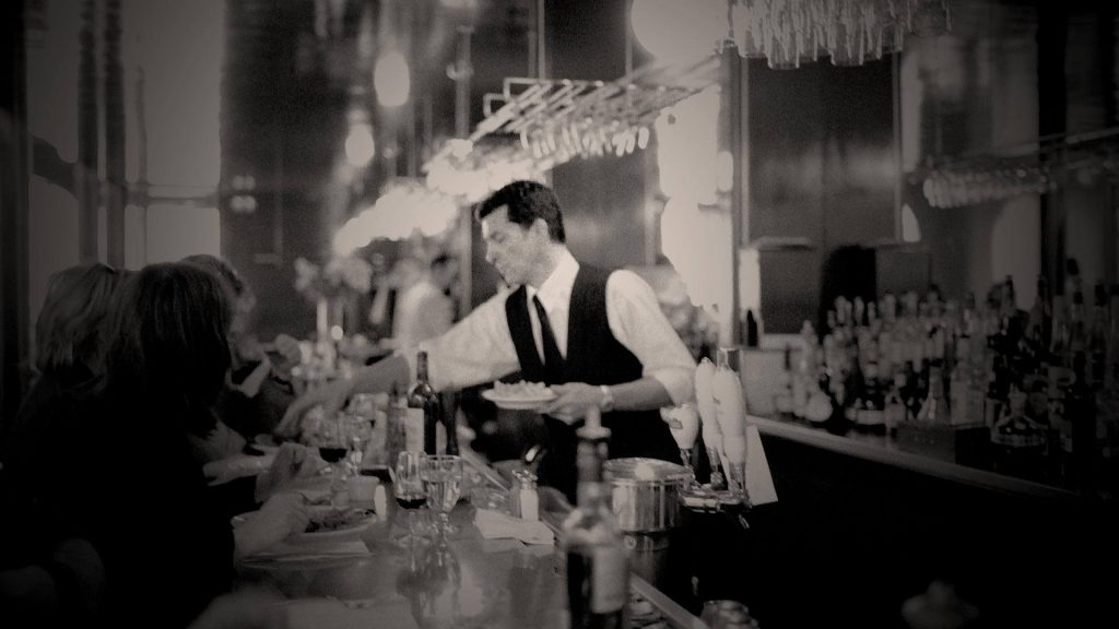 Une soirée mémorable dans l'un des meilleurs restaurants de Montréal Un couple profitant d'un dîner intime au restaurant L'Express.